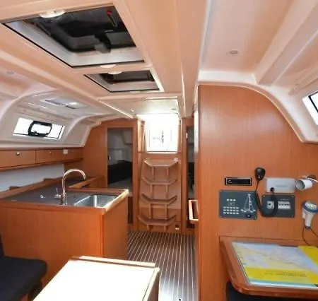 Πλωτό κατάλυμα Bavaria Cruiser 37- Aurora