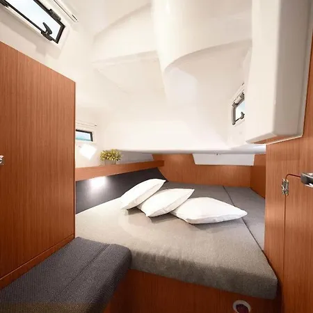 Πλωτό κατάλυμα Bavaria Cruiser 37- Aurora *