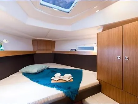 Πλωτό κατάλυμα Bavaria Cruiser 37- Aurora